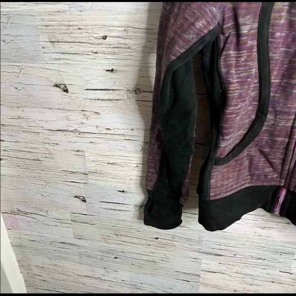 lululemon athletica Scuba Purple and Black Jacket size 8.
Shows signs of wear. - Picture 6 of 13